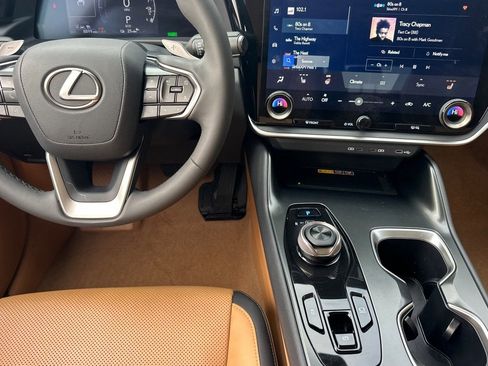 Used 2025 Lexus RZ 300e image 27