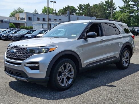 Certified 2023 Ford Explorer XLT w/ Equipment Group 202A AWD/4WD image 3