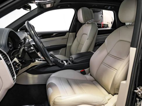 Used 2019 Porsche Cayenne Sport Utility 4D image 28