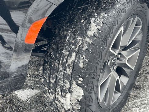 Used 2024 Chevrolet Tahoe Z71 w/ Luxury Package image 31