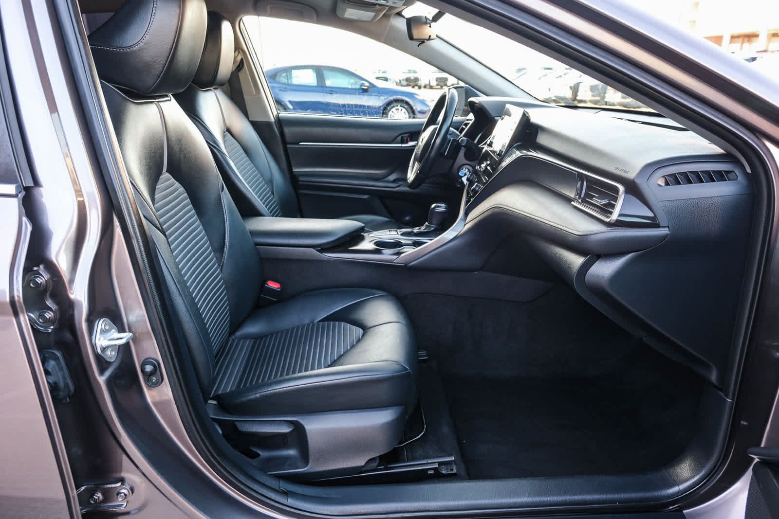 Used 2022 Toyota Camry SE FWD image 18