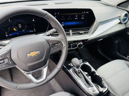 Used 2025 Chevrolet Trax LT w/ LT Convenience Package image 12