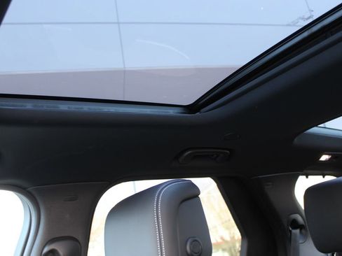 Used 2025 Land Rover Discovery Dynamic SE image 23