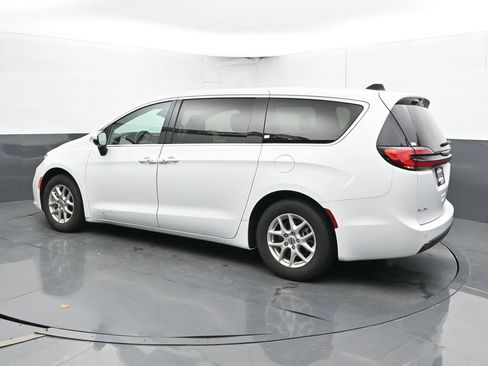 Used 2023 Chrysler Pacifica Touring-L FWD image 10