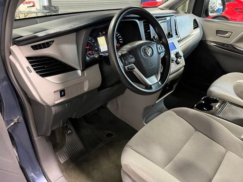 Used 2017 Toyota Sienna L FWD image 19