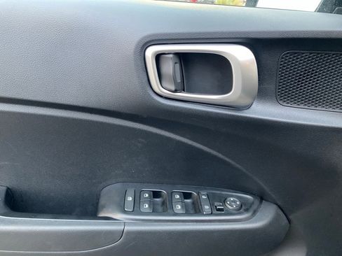 Used 2025 Hyundai Venue SEL image 13