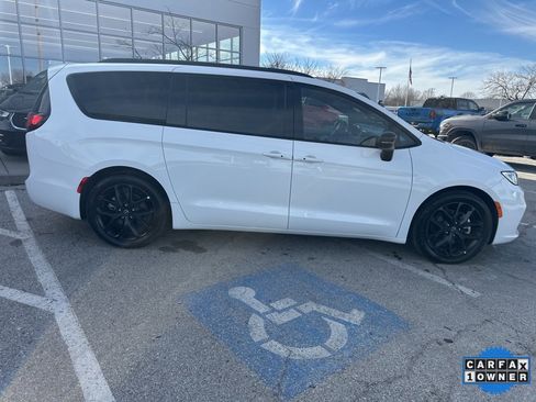 Used 2025 Chrysler Pacifica Limited image 37