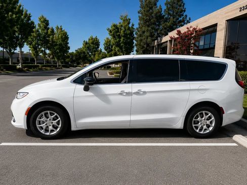 Used 2024 Chrysler Pacifica Touring-L FWD image 9