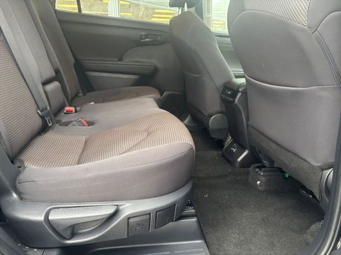 Used 2025 Toyota Highlander LE image 40