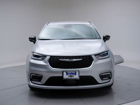 Used 2024 Chrysler Pacifica Touring-L image 15