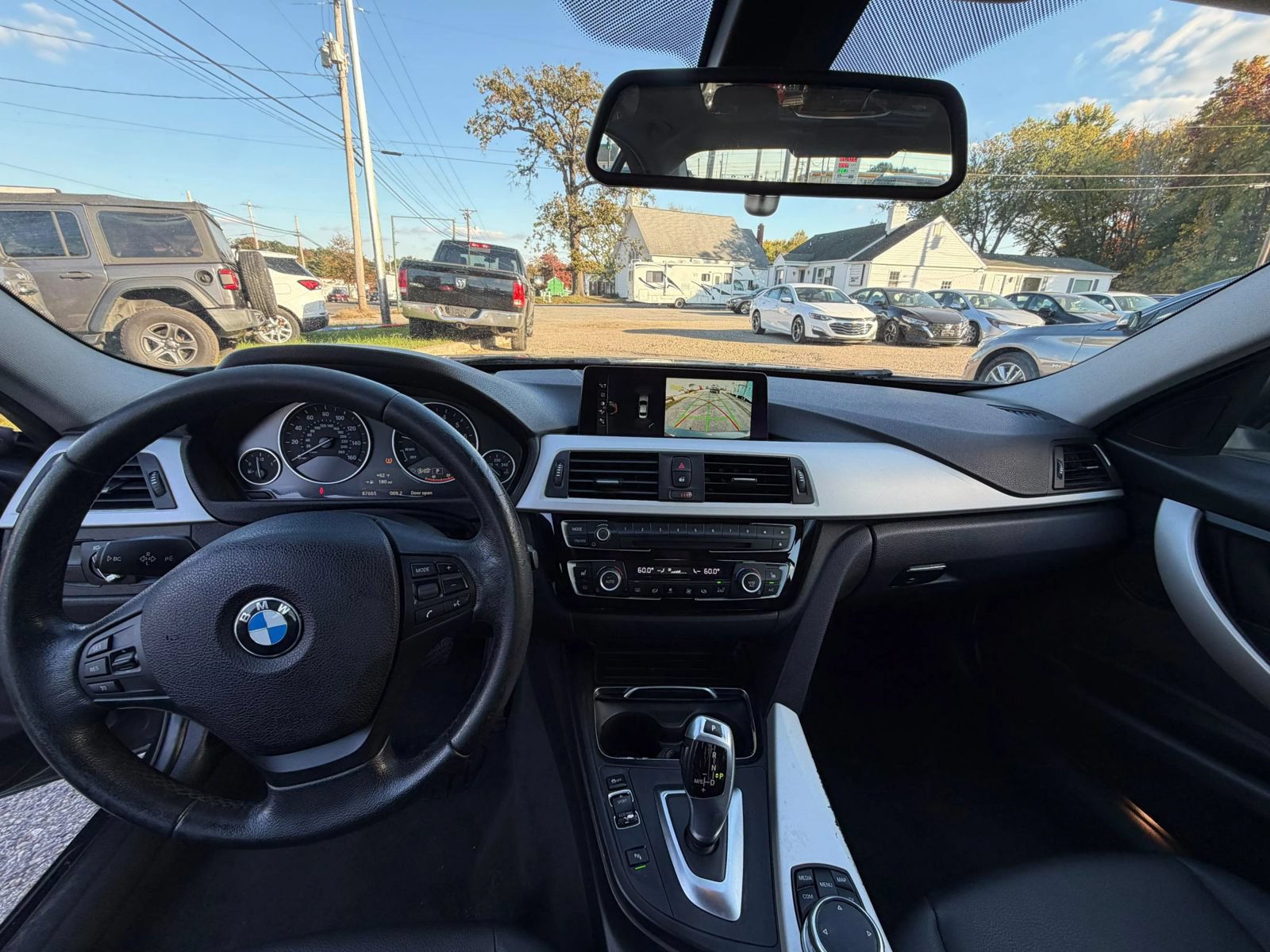Used 2017 BMW 320i xDrive Sedan w/ Driver Assistance Package AWD/4WD image 14