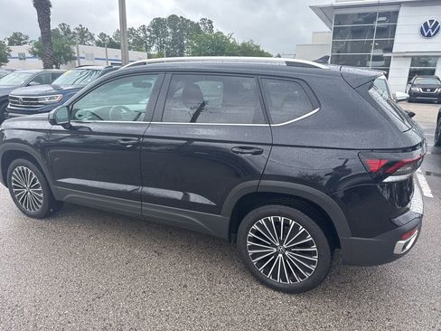 Used 2025 Volkswagen Taos SE w/ Panoramic Sunroof Package image 10