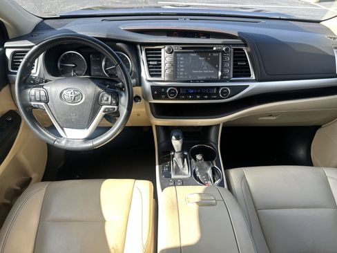 Used 2019 Toyota Highlander XLE FWD image 18