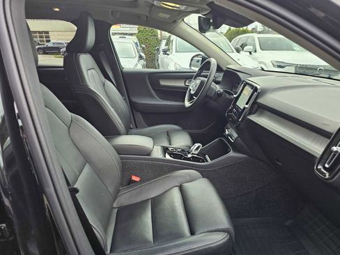 Certified 2025 Volvo XC40 B5 Plus w/ Protection Package Premier image 10