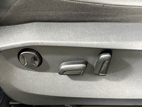 Used 2023 Volkswagen Tiguan SE FWD image 16
