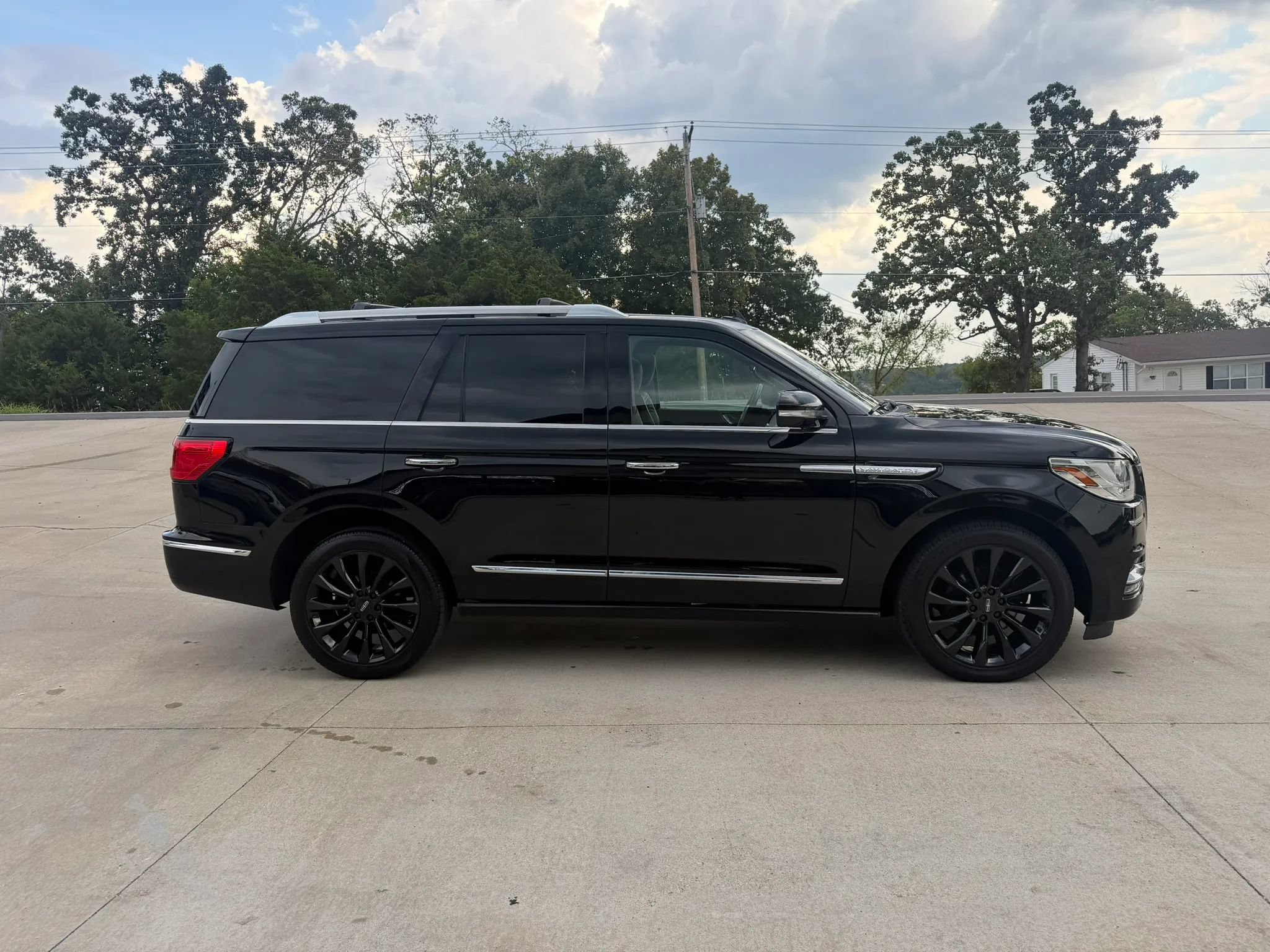 Used 2018 Lincoln Navigator Select w/ Technology Package AWD/4WD image 2