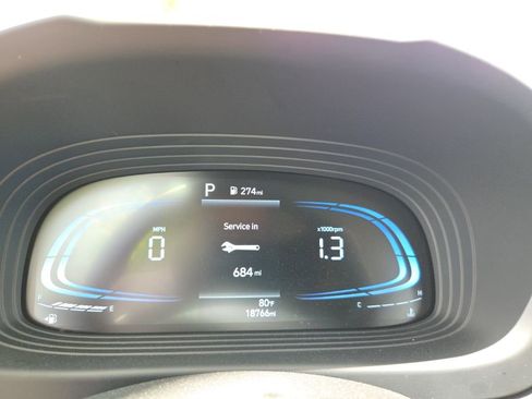 Used 2025 Hyundai Venue SEL image 2