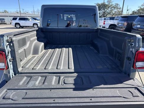 Used 2025 Jeep Gladiator Sport image 10