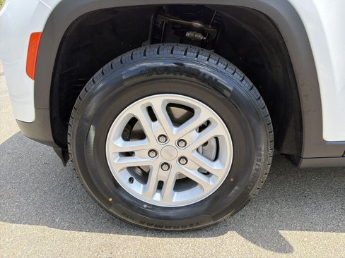 Used 2023 Jeep Grand Cherokee Laredo AWD/4WD image 11