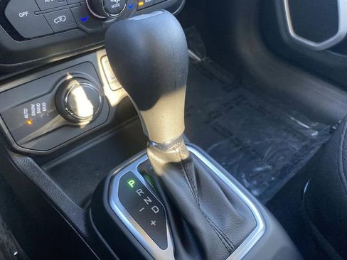 Used 2020 Jeep Renegade Latitude w/ Cold Weather Group image 20