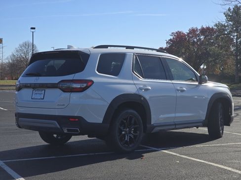 New 2025 Honda Pilot Touring image 19