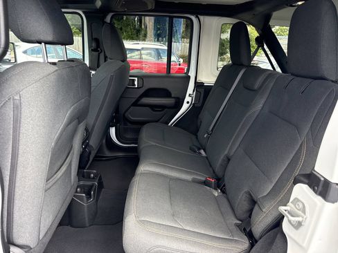 Used 2025 Jeep Wrangler Unlimited Sahara AWD/4WD image 10