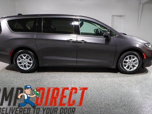 Used 2023 Chrysler Pacifica Touring-L FWD image 6