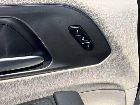 Used 2023 Chrysler Pacifica Touring-L FWD image 11