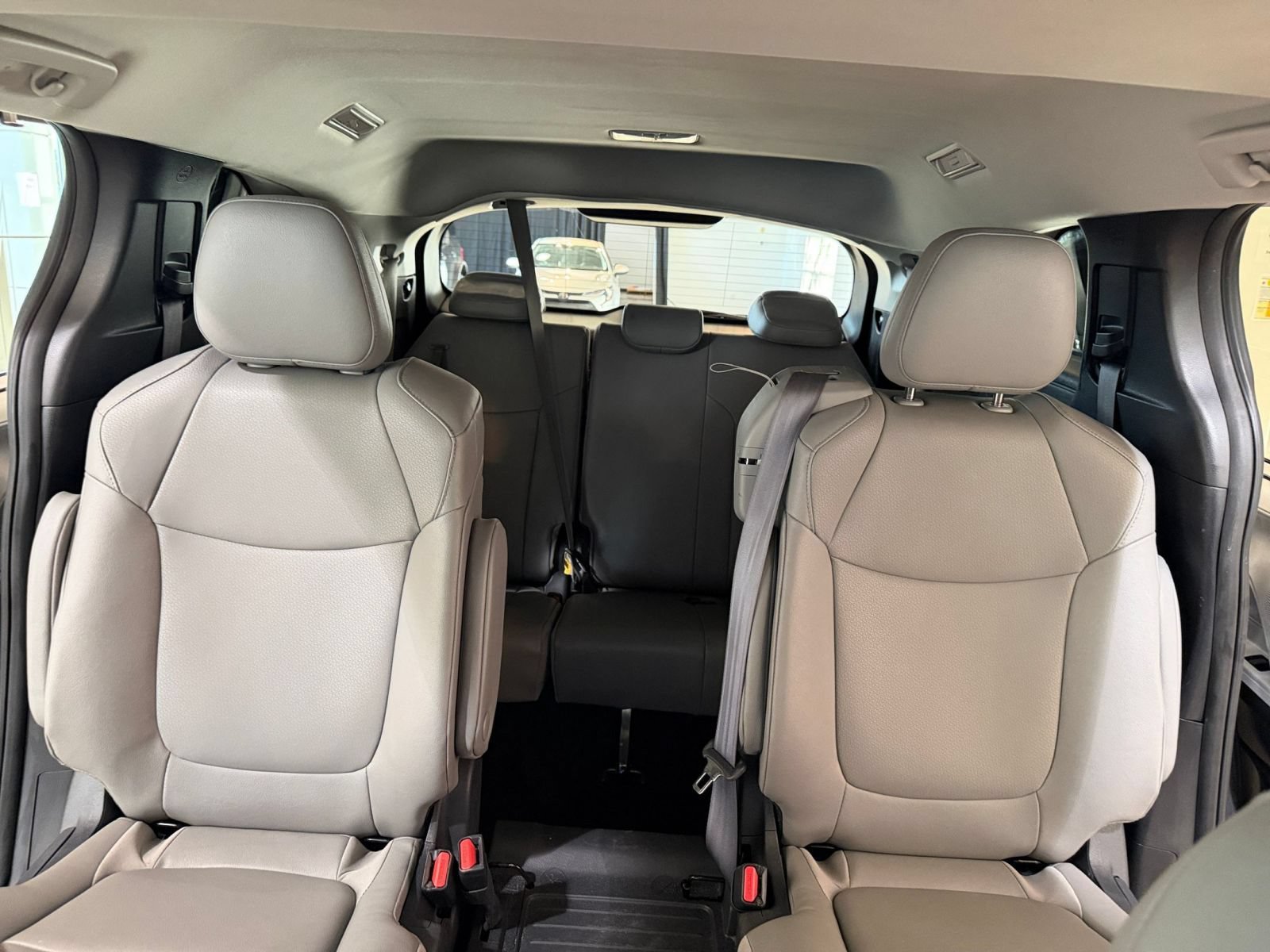 Used 2025 Toyota Sienna XLE FWD image 40