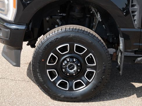 Used 2023 Ford F250 Platinum w/ FX4 Off-Road Package AWD/4WD image 29