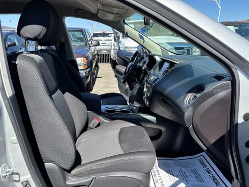 Used 2017 Nissan Pathfinder S image 11