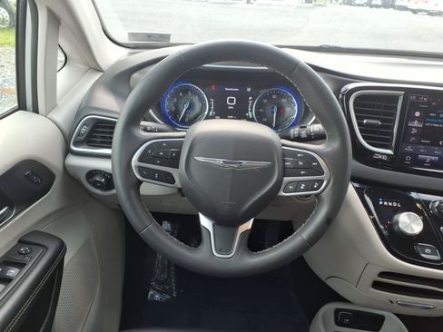 Used 2024 Chrysler Pacifica Touring-L FWD image 9