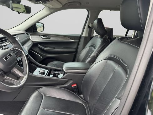 Used 2023 Jeep Grand Cherokee Limited w/ Luxury Tech Group II AWD/4WD image 10