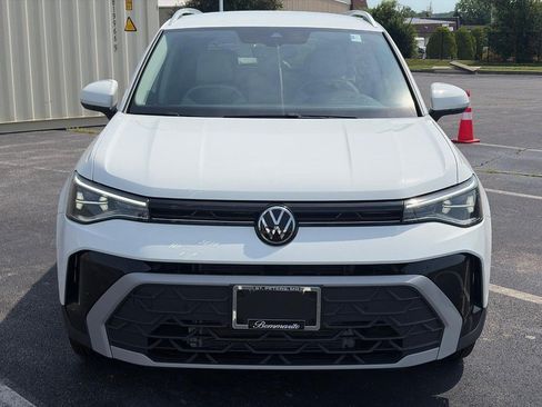Used 2025 Volkswagen Taos SE w/ Black Wheel Package FWD image 2