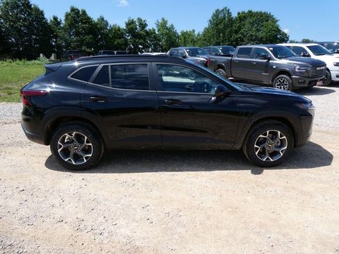 New 2026 Chevrolet Trax LT w/ LT Convenience Package FWD image 3
