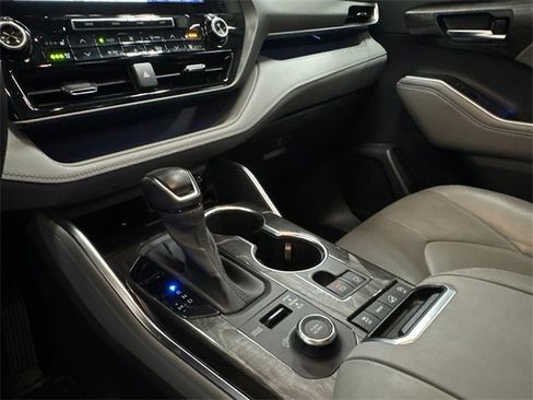 Used 2020 Toyota Highlander Limited image 19