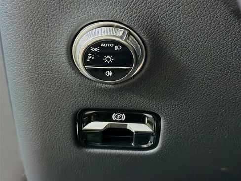Used 2025 Mercedes-Benz GLC 300 image 11