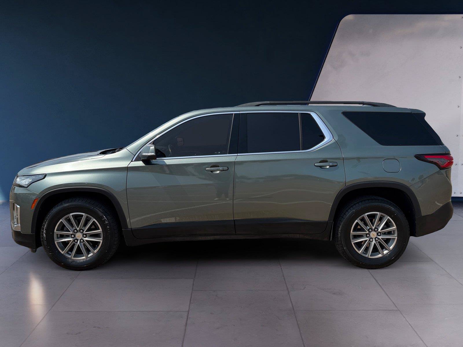 Used 2023 Chevrolet Traverse LT FWD image 2