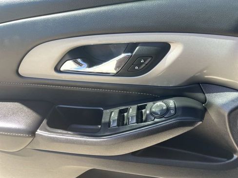 Used 2021 Chevrolet Traverse LT FWD image 22