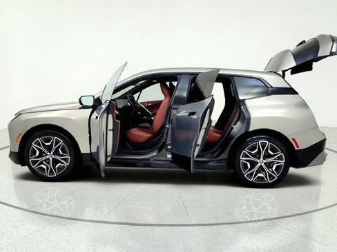 Used 2024 BMW iX xDrive50 w/ Premium Package AWD/4WD image 15