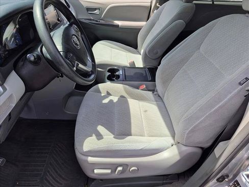Used 2018 Toyota Sienna LE w/ Carpet Mat Package FWD image 13