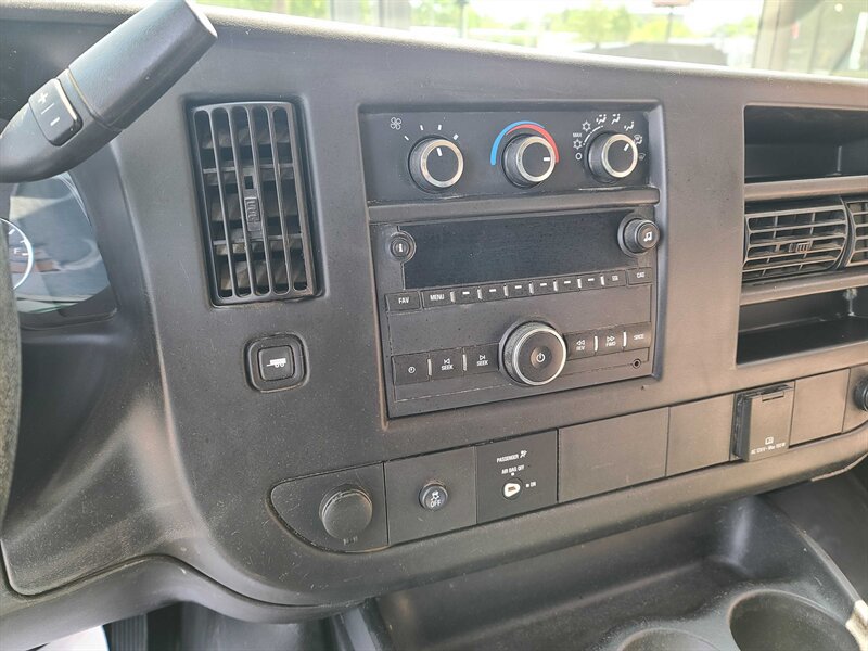 Used 2015 Chevrolet Express 2500 RWD image 21