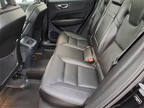 Used 2019 Volvo XC60 T5 Momentum w/ Multimedia Package image 8