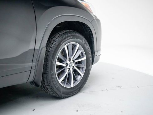 Used 2019 Toyota Highlander XLE image 12