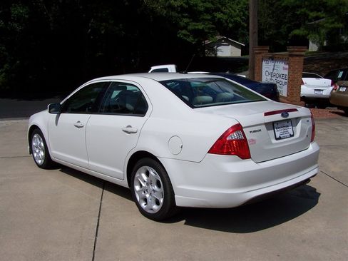 Used 2010 Ford Fusion SE FWD image 2