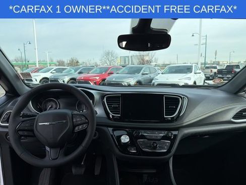 Used 2025 Chrysler Pacifica Limited image 24