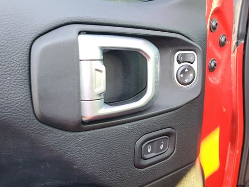 Used 2019 Jeep Wrangler Unlimited Sahara image 16