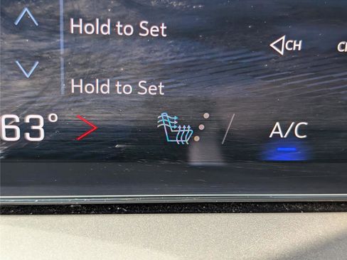 Used 2025 Chevrolet Traverse LT image 28