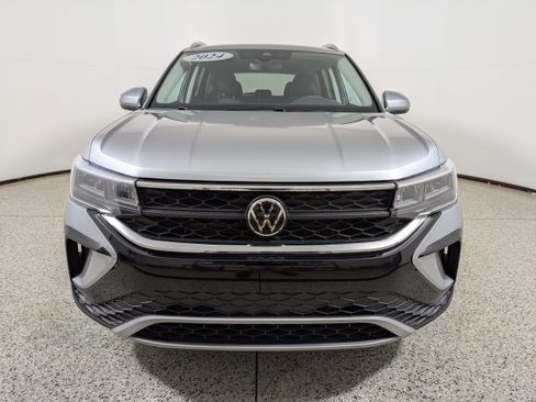 Used 2024 Volkswagen Taos SE image 2