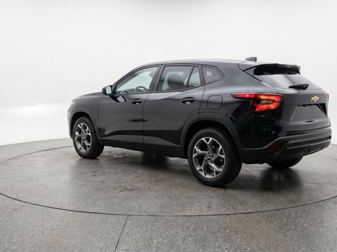 Used 2025 Chevrolet Trax LT FWD image 6
